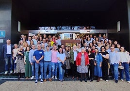 Víctor Clemente y Conchi Redondo, en el centro de la imagen, rodeados por sus antigus alumnos de atletismo que le han brindado un sentido homenaje.