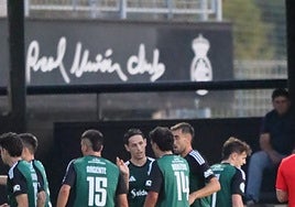 Los jugadores del Sestao River celebran el primer gol de Asier Benito.