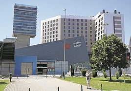 Con tonos grises y blancos, el edificio se encuentra entre la feria de muestras y el metro.