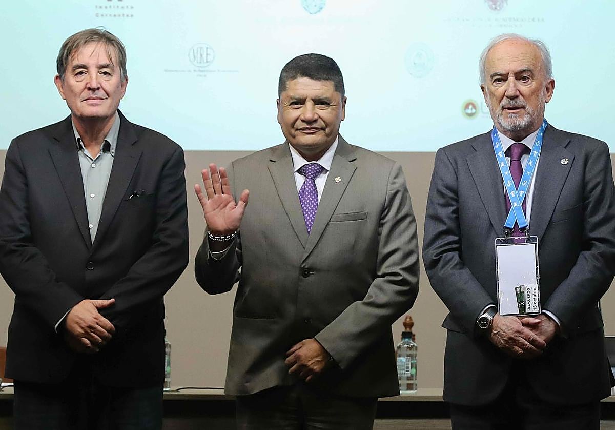 El director del Instituto Cervantes, Luis García Montero (i), el alcalde de Arequipa, Victor Hugo Rivera (c) y el director de la Real Academia Española (RAE), Santiago Muñoz (d), posan durante una rueda de prensa de presentación del X Congreso de la Lengua Española este lunes, en Arequipa (Perú). La tensión entre García Montero y Muñoz Machado enturbió la rueda de prensa en la ciudad peruana de Arequipa.