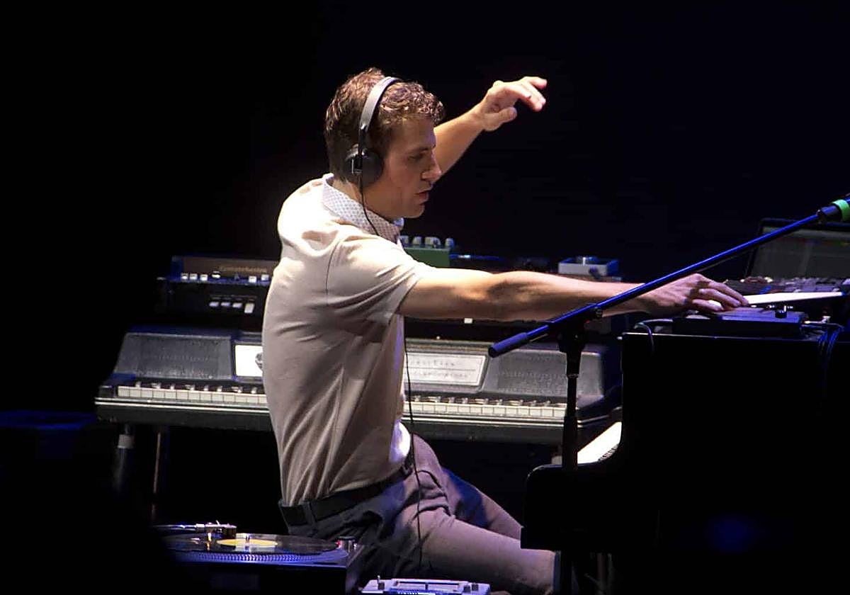 Luciano Supervielle es un reconocido músico en Uruguay y parte de proyectos como Bajofondo.