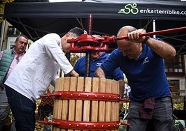 El prensado de la uva fue el primer acto de la fiesta, previo al brindis de apertura.