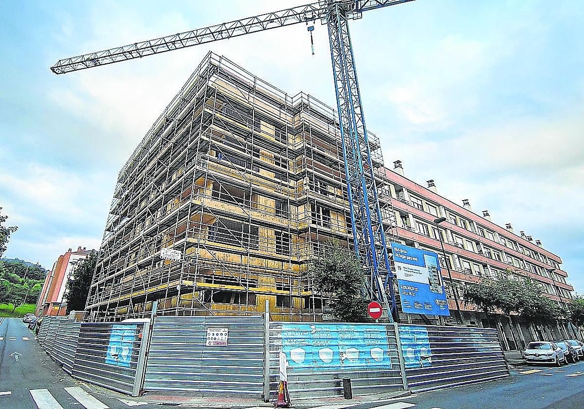 El Gobierno vasco levanta en el barrio bilbaíno de San Adrián una de las cuatro promociones de madera
