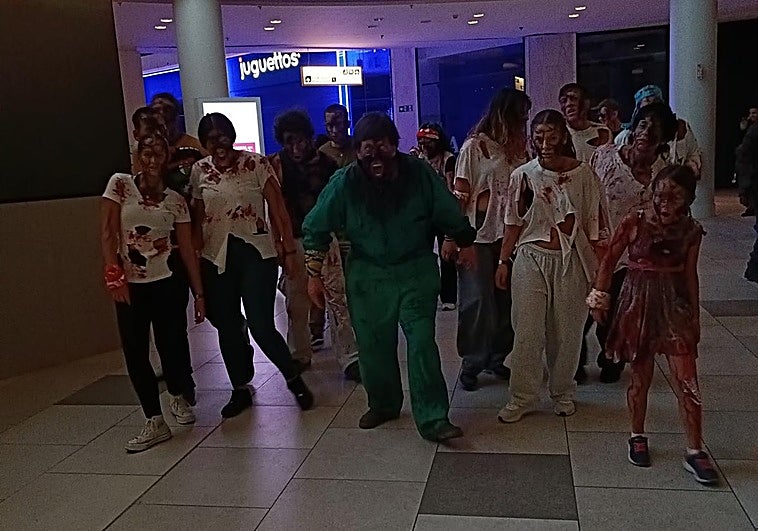 El Boulevard de Vitoria se llena de zombis en una noche de terror