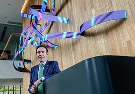 Alonso, frente a la obra de arte interactiva que recibe a los visitantes de Kardia
