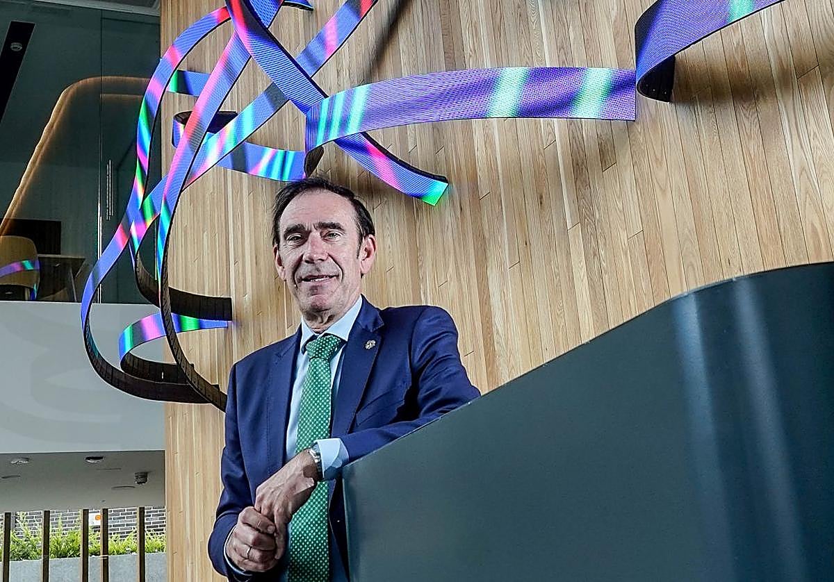 Alonso, frente a la obra de arte interactiva que recibe a los visitantes de Kardia