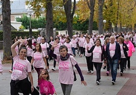 2.000 vitorianos se vuelcan en la carrera rosa contra el cáncer de mama