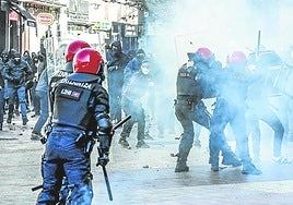 Los ertzainas a duras penas pueden contener el embate de los radicales.