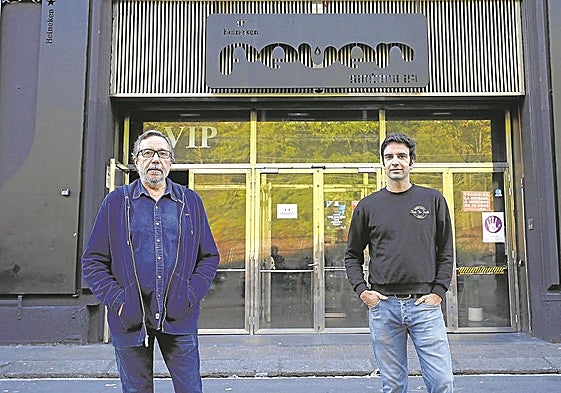 Dos de los tres fundadores de la sala, José Vicente López, a la izquierda, y Adrián Medrano, frente a la entrada del local, en Bolueta
