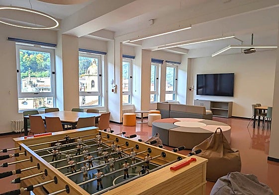 Se han instalado diversos materiales para el ocio en el piso superior de la biblioteca.