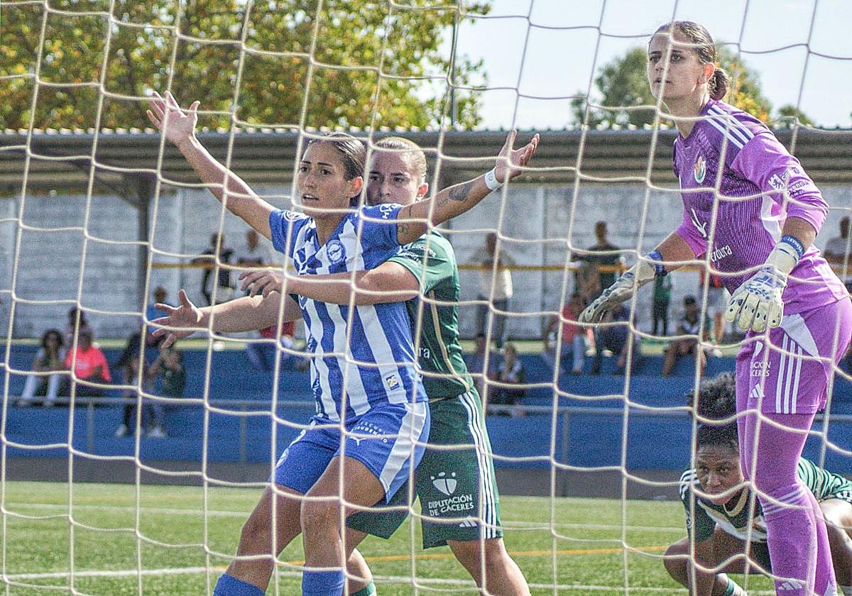 La albiazul Nayadet protesta al ser sujetada por una jugadora del Cacereño.