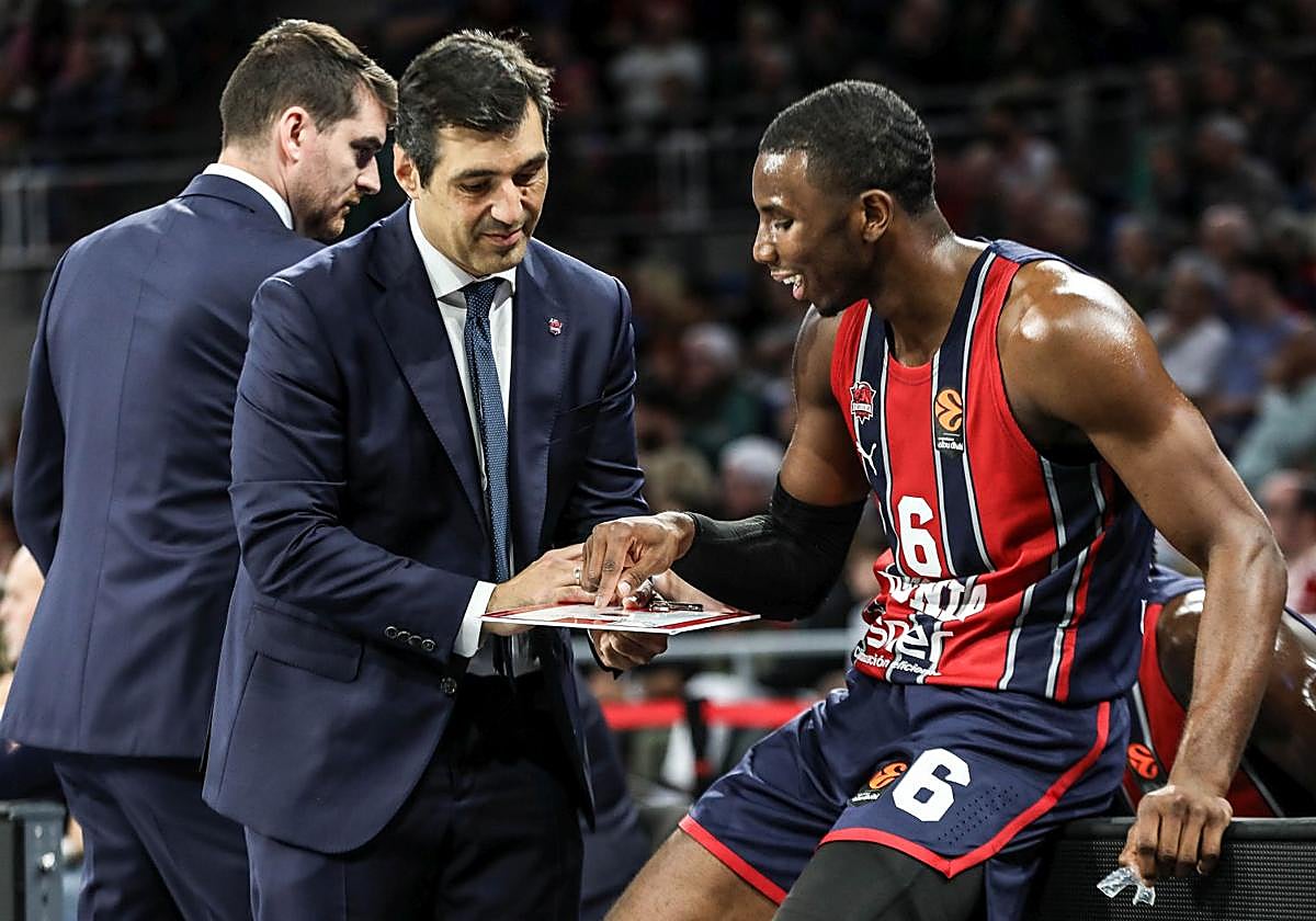 Pablo Pin, segundo entrenador azulgrana, instruye con la pizarra a Diallo.