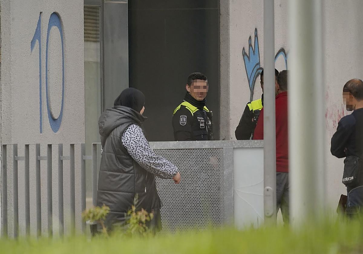 En Zabalgana, la Policía Local halló una familia distinta al desalojado en este bloque de Alokabide.