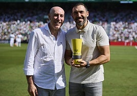 Manolo Sarabia le entrega a su hijo, Eder Sarabia, el premio a Mejor Entrenador del mes de septiembre.