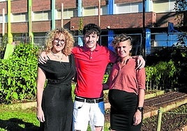 Ainhoa Irigoien, su hijo Alain y la extutora de éste, Enara López de Munain, frente al colegio Zubileta.
