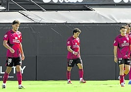 Los jugadores acabaron cabizbajos tras el partido en Ceuta en el que no se les vio enrabietados por los contratiempos.