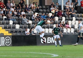Gaizka Argente despeja un balón con la cabeza en el Real Unión-Sestao River.