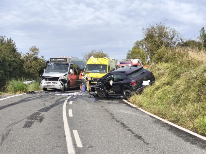 Dos heridos graves y seis leves en un choque frontal entre un coche y un autobús en Castro