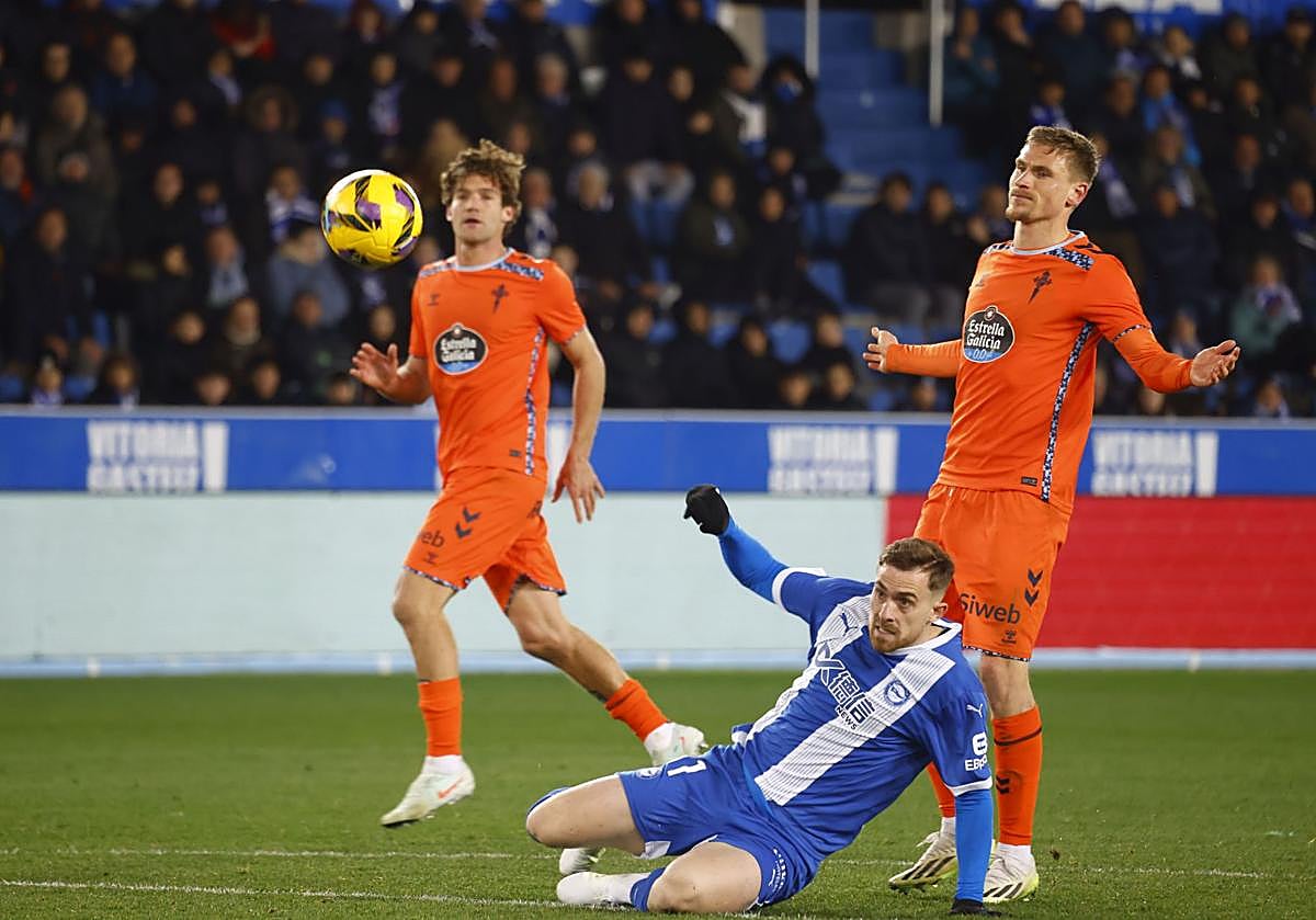 Toni Martínez ejecuta un remate en el Alavés-Celta del pasado curso disputado en Mendizorroza.