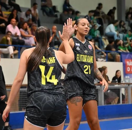 Las jugadoras del Elitzur Ramla Revahe y Herbert-Harrigan, en el duelo ante las lusas del Sportiva.