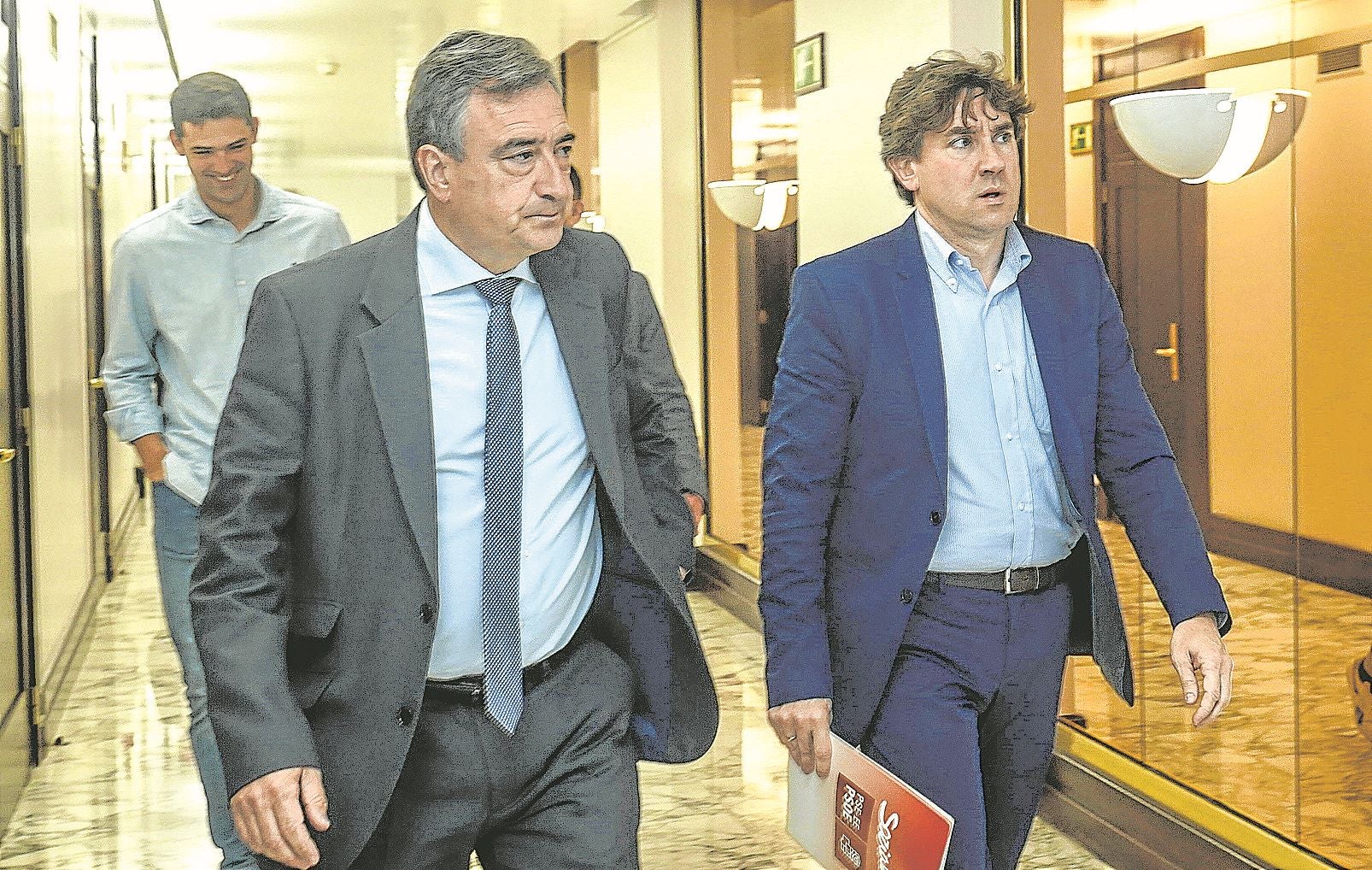 Esteban y Andueza, en los pasillos del Parlamento vasco. Tras el presidente del PNV, el portavoz parlamentario Díez Antxustegi.
