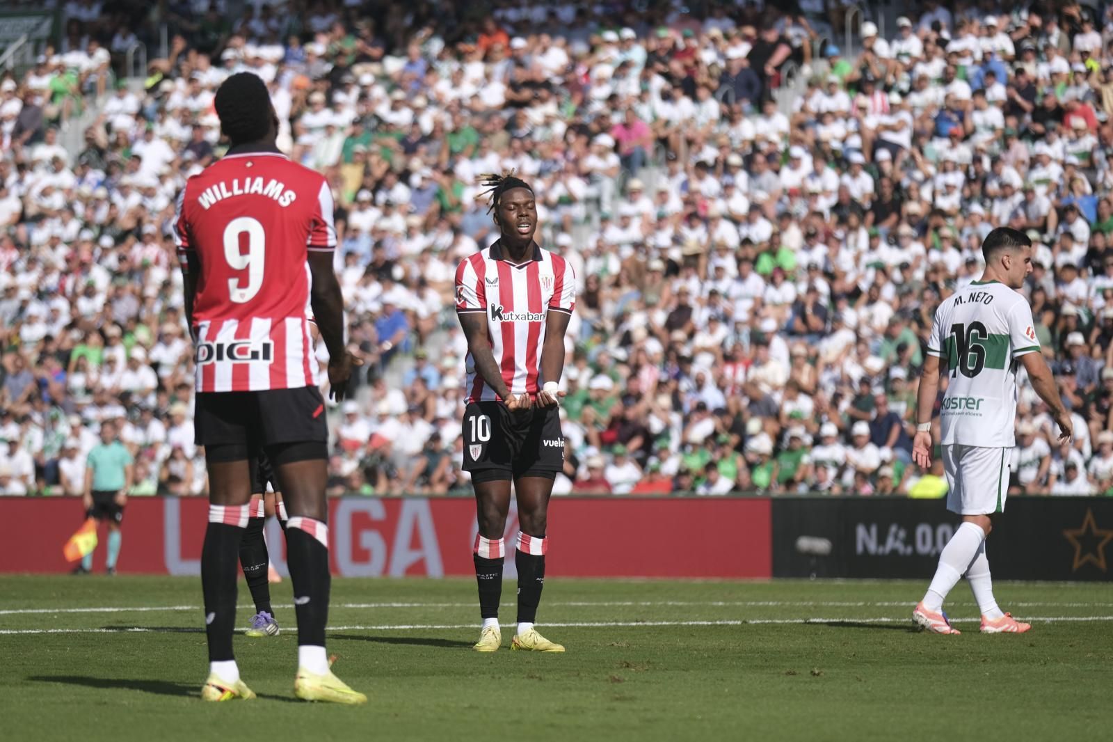 Jauregizar protesta una jugada en Elche ante la mirada de Guruzeta y Beren guer.