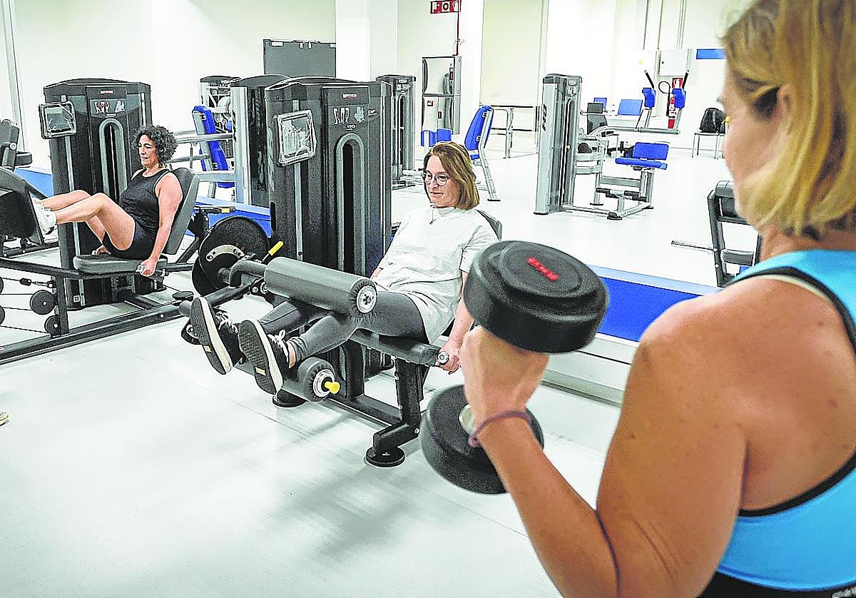 Luz, Gemma y Cristina, tres afectadas por cáncer de mama, durante una sesión de ejercicios de fuerza.