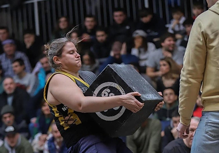 Patricia Martín levanta cilindros, cubos y esferas de entre 63 y 100 kilos.