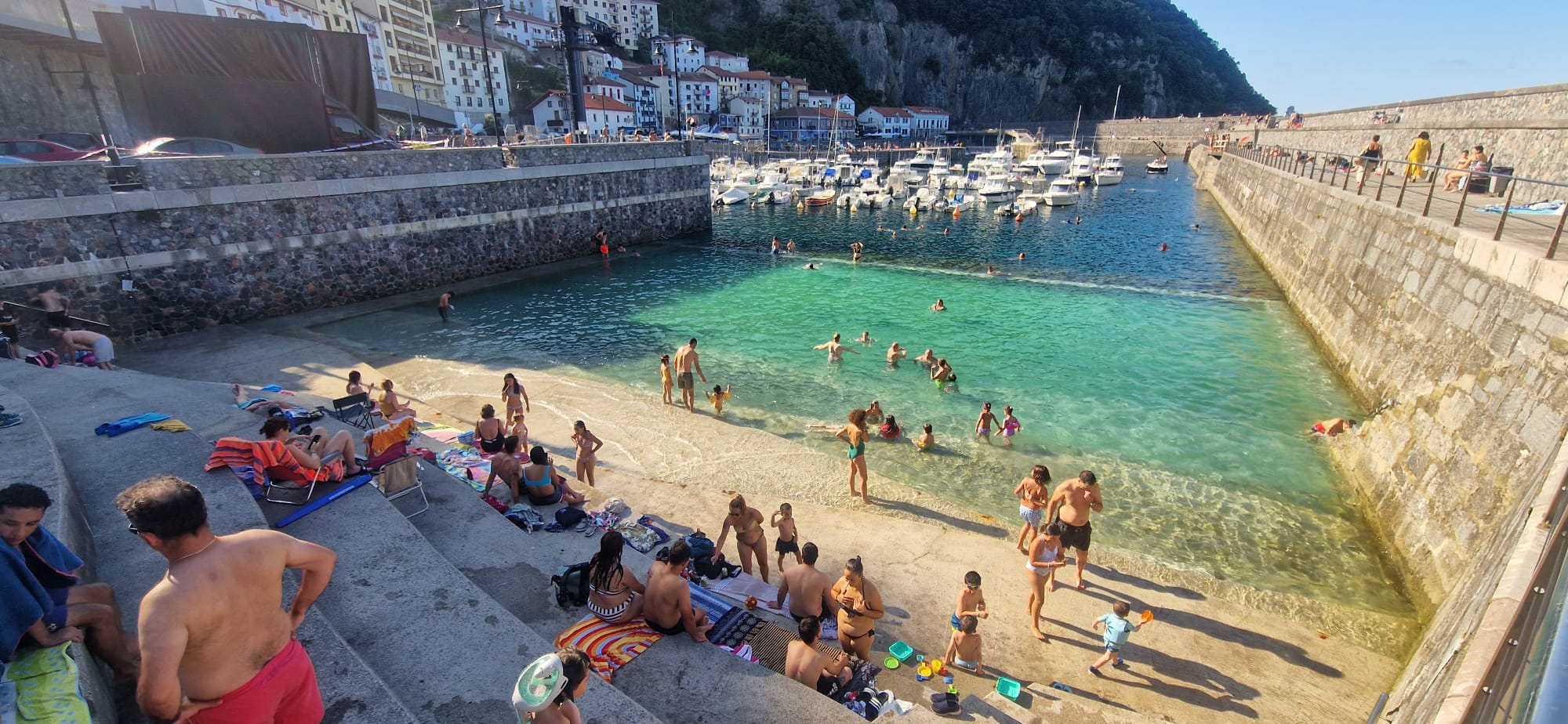 El puerto de Elantxobe combina su área de amarre de embarcaciones con la zona de ocio y recreo de la piscina natural.