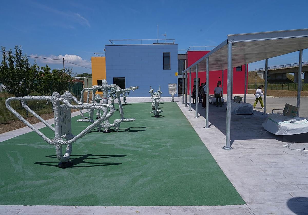 El viejo campo de futbito desaparece para dejar sitio a un gimnasio al aire libre y una pérgola.