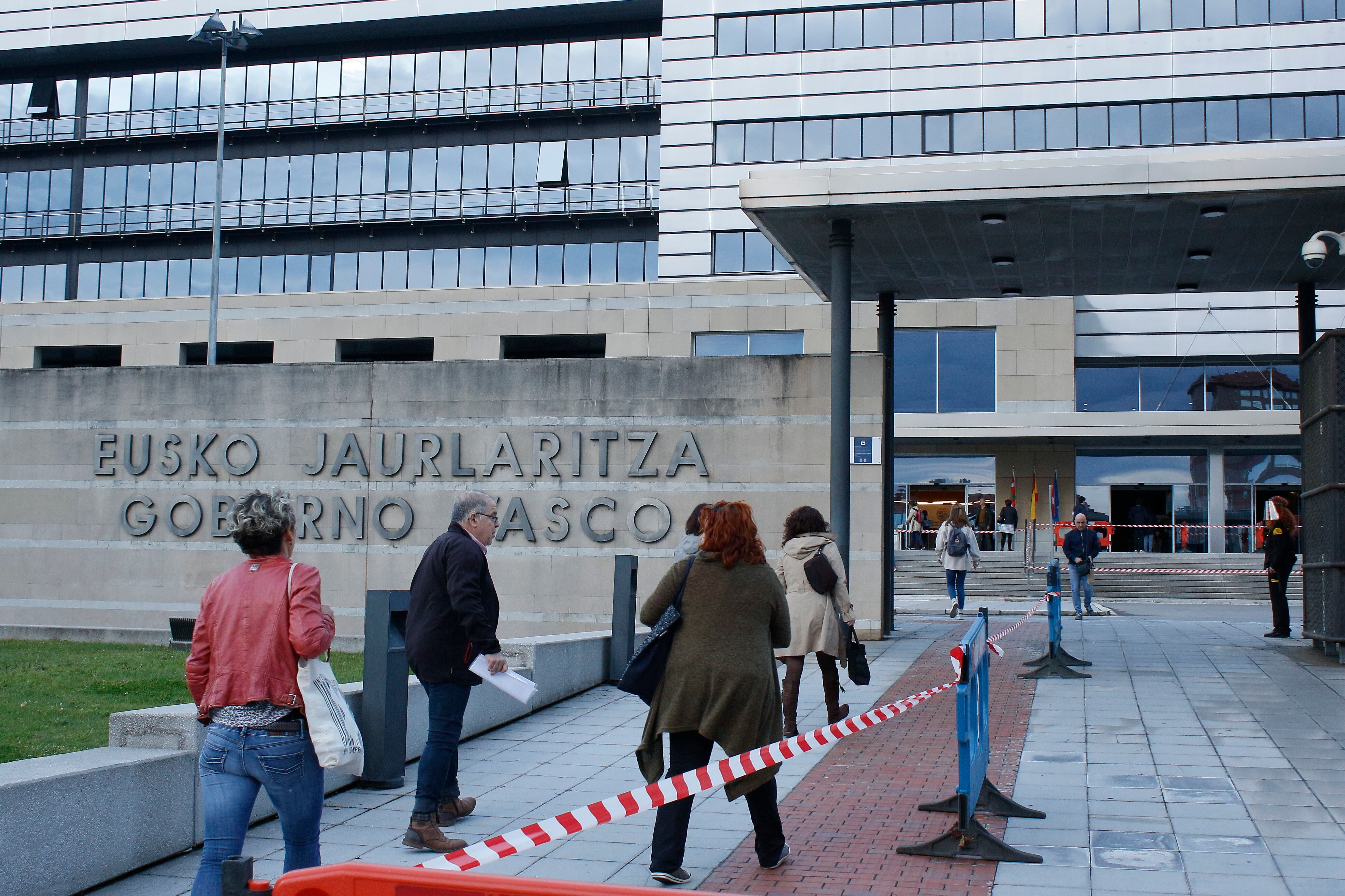 Los sindicatos exigen al Gobierno vasco subir los salarios de los funcionarios más de lo que marca el Estado