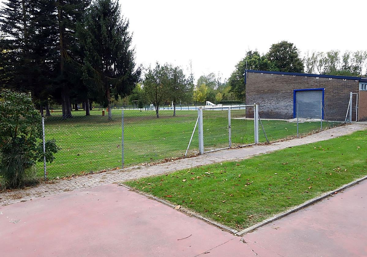 Espacio en el que está previsto construir la segunda piscina climatizada del polideportivo.