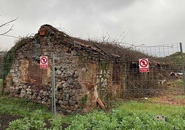 El histórico edificio, que data del siglo XIX, se encuentra abandonado y en estado de ruina.