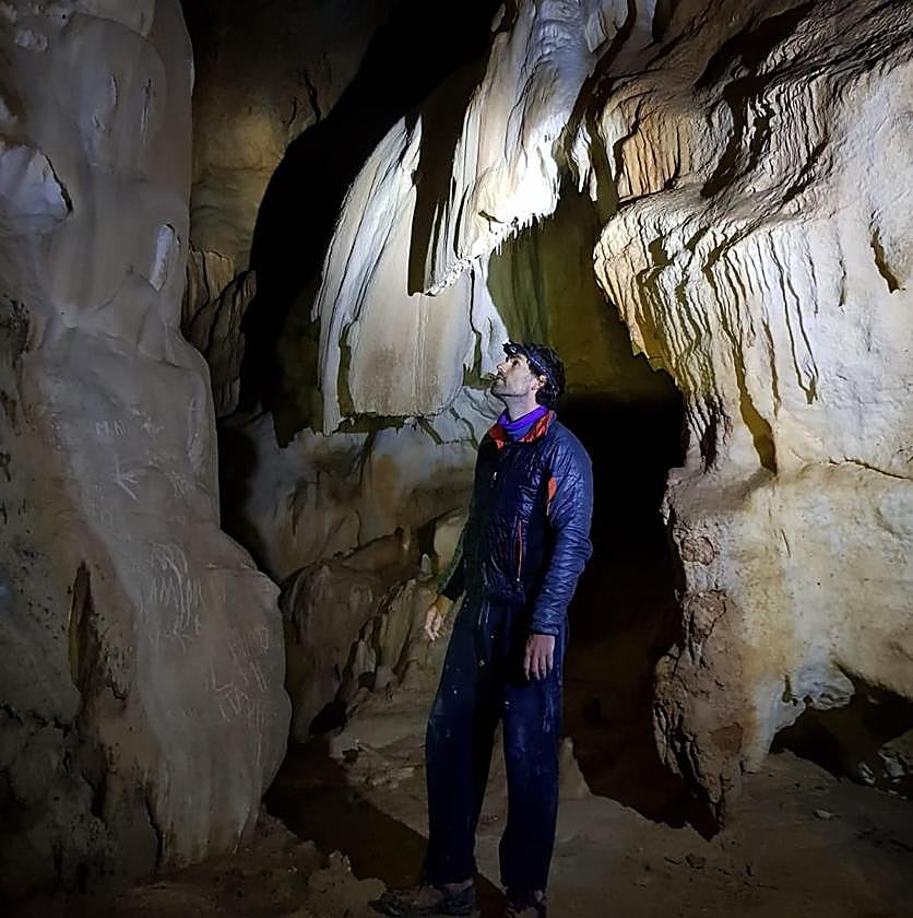 Xabi Iturriaga en una de las cuevas del Gorbea.
