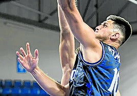 Krampelj supera a dos rivales para anotar una canasta