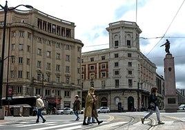 Vista de la Plaza Circular de Bilbao con la estación de Abando al fondo.
