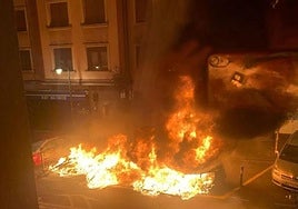 Contenedores quemados en la calle Labayru, Bilbao.