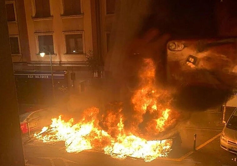 Contenedores quemados en la calle Labayru, Bilbao.