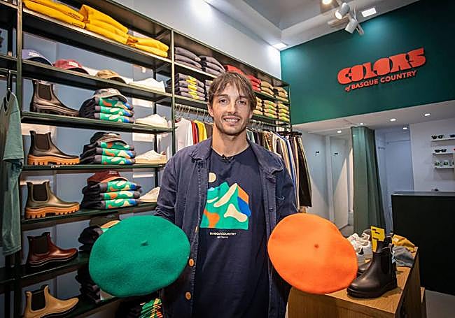 Arturo de Diego posa en su primera tienda bilbaína, en Bidebarrieta.