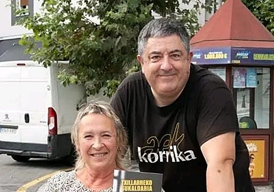 Asier Ibaibarriaga y Edurne San Martín posan con su libro 'Txillarreko Sukaldaria'.