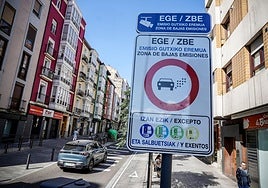 Cartel en la calle Portal del Rey que indica la entrada en la ZBE.