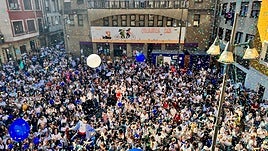 El txupinazo congregó a 6.300 personas en la plaza del Ayuntamiento.
