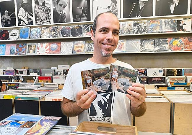 Dejando CDs en la tienda Power Records.