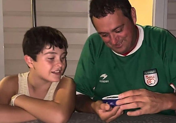 'Los katamierdas', un padre y un hijo vascos que se atreven con todo: tortilla de conguitos, queso de Uzbekistán...