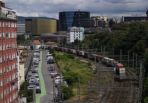 Un tren de mercancías llega a Olabeaga desde la Margen Izquierda.