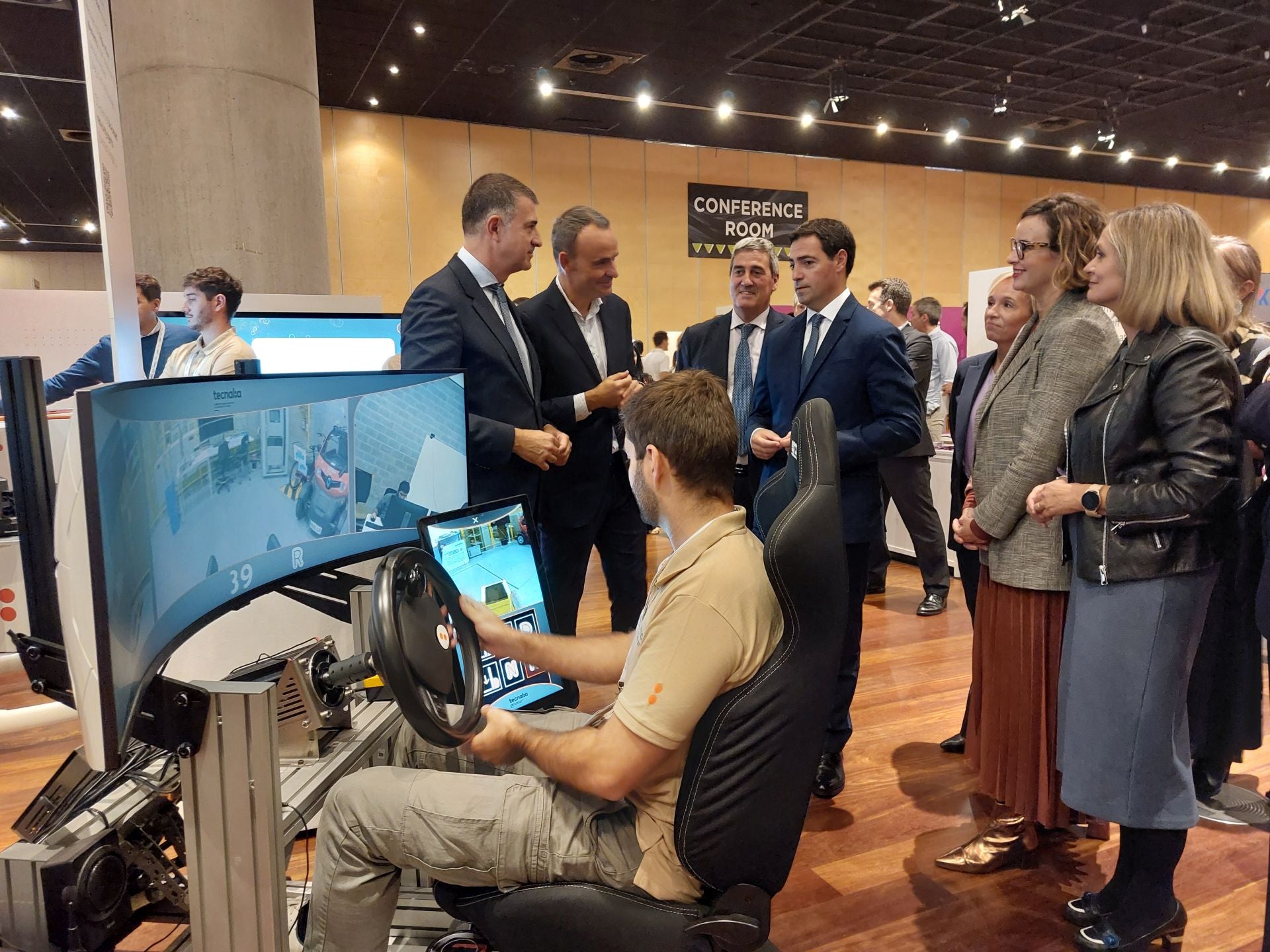 Visita institucional a la zona expositiva de las empresas.