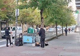 Operarios revisan las rampas ubicadas en el cruce con la calle Kasune.
