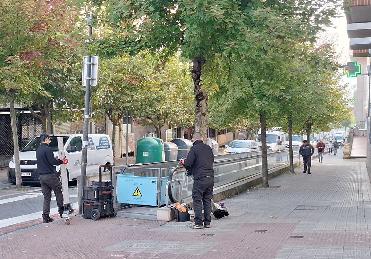 Operarios revisan las rampas ubicadas en el cruce con la calle Kasune.