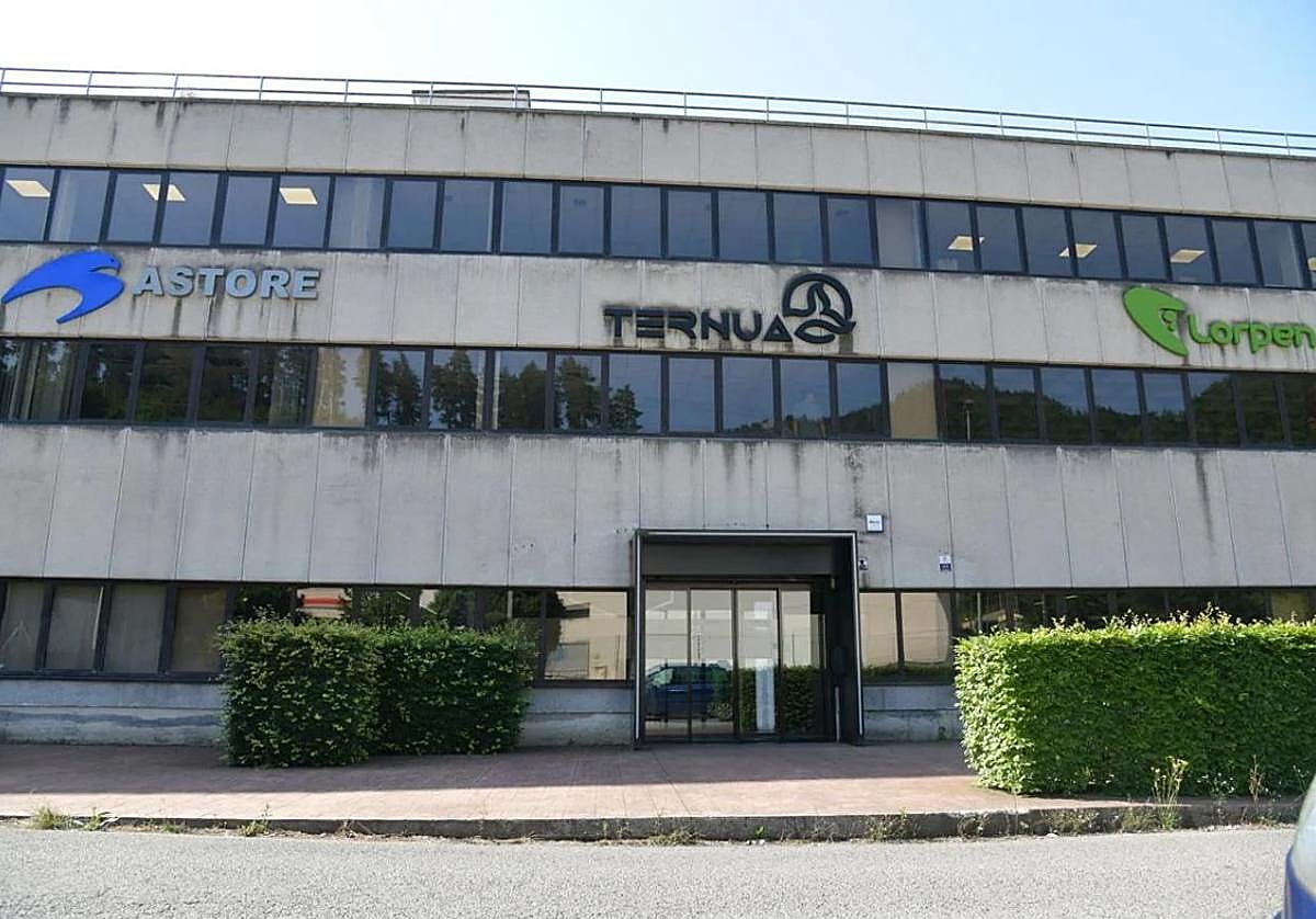 Fachada de Ternua con las marcas impresas.