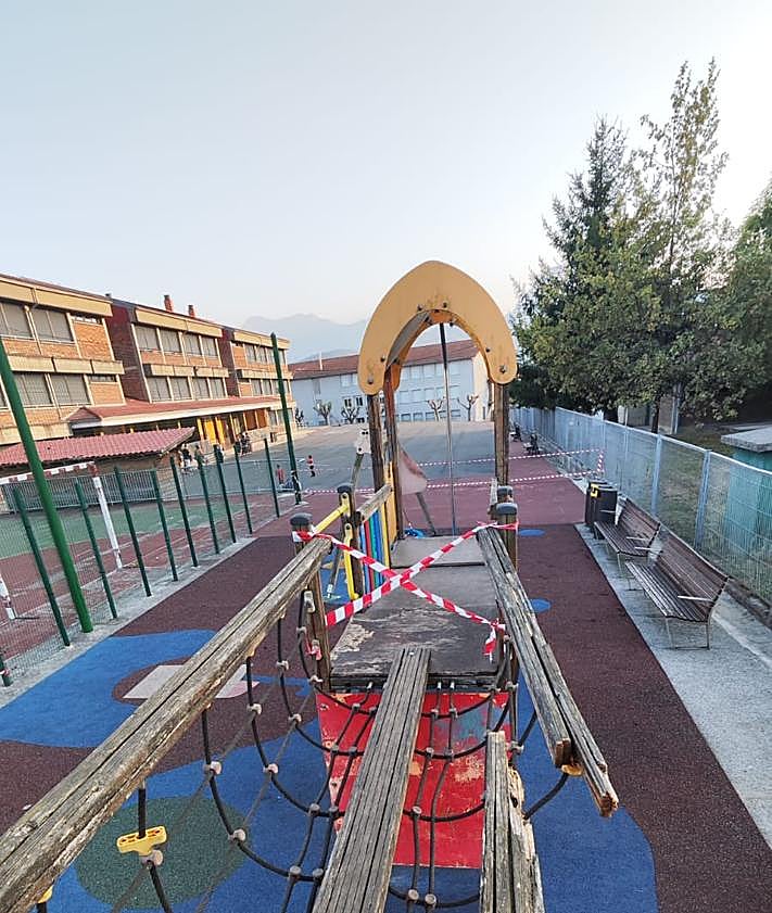 Imagen secundaria 2 - Crece el malestar en Iurreta por el retraso de las obras del patio de la escuela Maiztegi